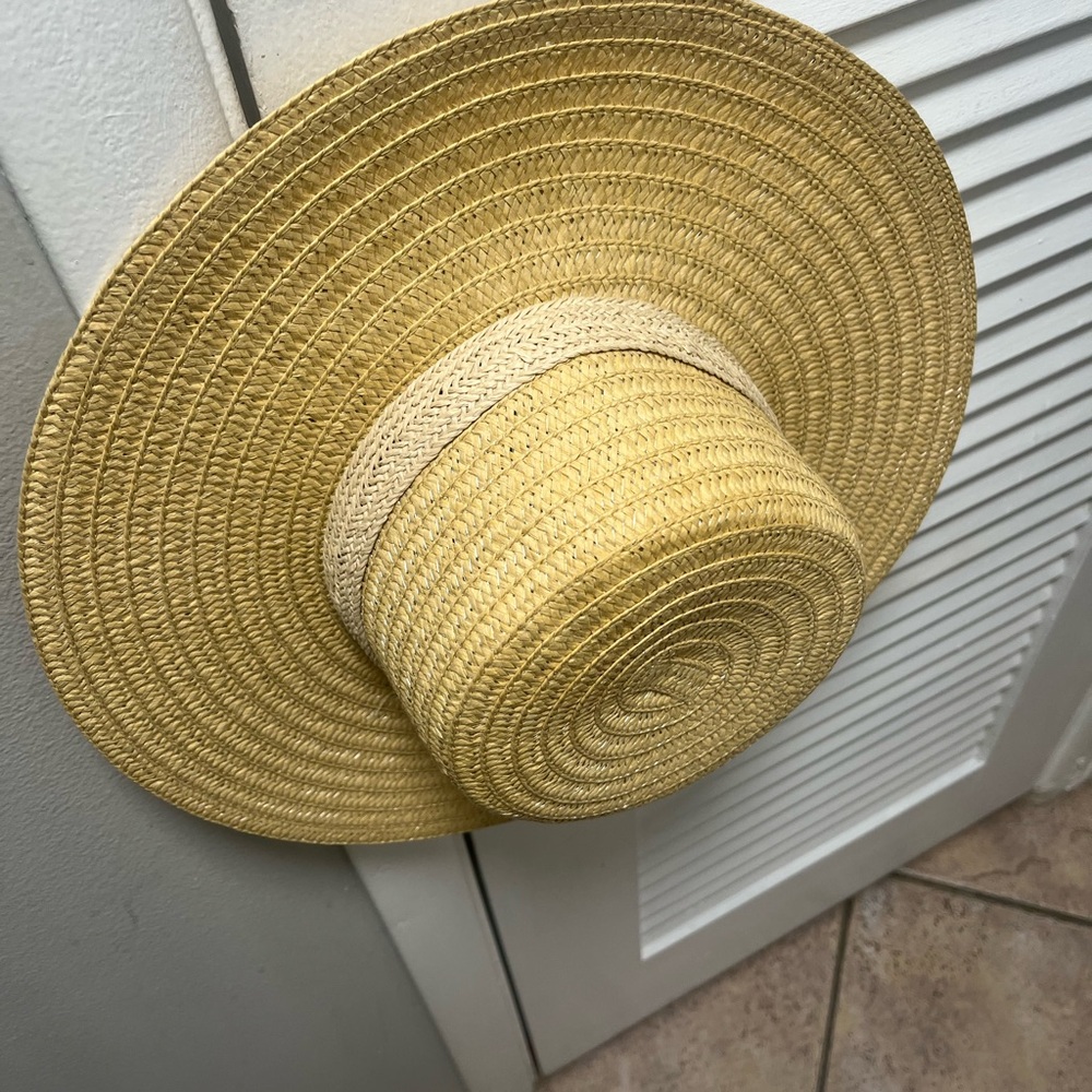 Beautiful hat purchased in New Smyrna Beach Fl, nice shop. Worn twice.